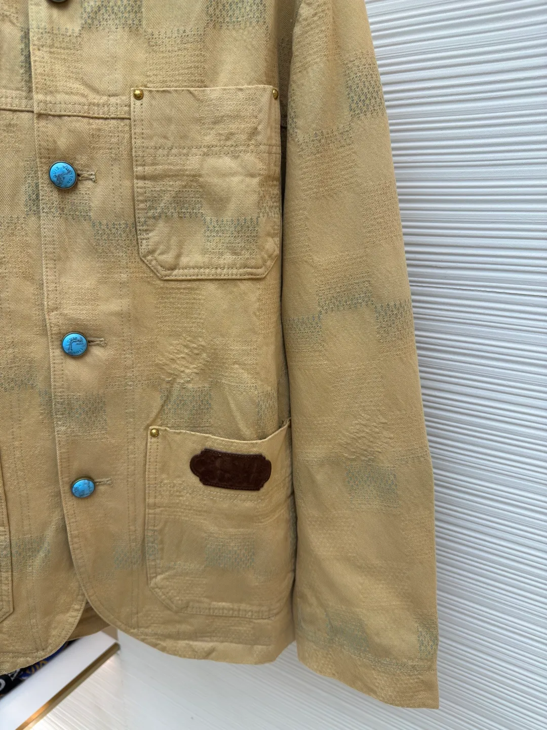 LOUIS VUITTON turquoise collarless jacket ●Authentic product: purchased and developed by 18939 ●Item number: 1680007-C45 ●Fabric: denim fabric ●Technology: jacquard production ●Version: fitted version ●Weight: about 1255 grams ●Size: 46-48-50-52 ●Description: Louis Vuitton LV checkerboard collarless denim jacket Made of custom-woven denim denim, custom-dyed with contrasting indigo effect and 3D checkered jacquard craftsmanship. Through the yarn-dyed jacquard process, various patterns and patterns are woven directly into the fabric during the weaving process, making the surface of the denim appear richer in texture and visual effects. The fabric goes through sand washing process and special dyeing technology! Customized accessories, complete with three standards. The overall wiring is straight and delicate, the fabric is comfortable and soft, and the color is consistent without color difference. It can be matched with the same style to create a fashionable look and control various occasions. Customized accessories, complete with three standards, same style for men and women!